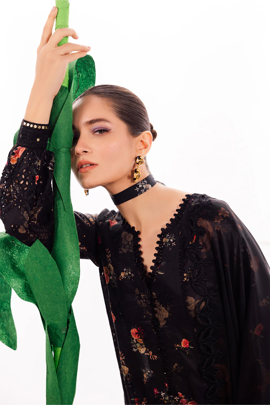 DL-08 Embroidered Lawn - Image 7