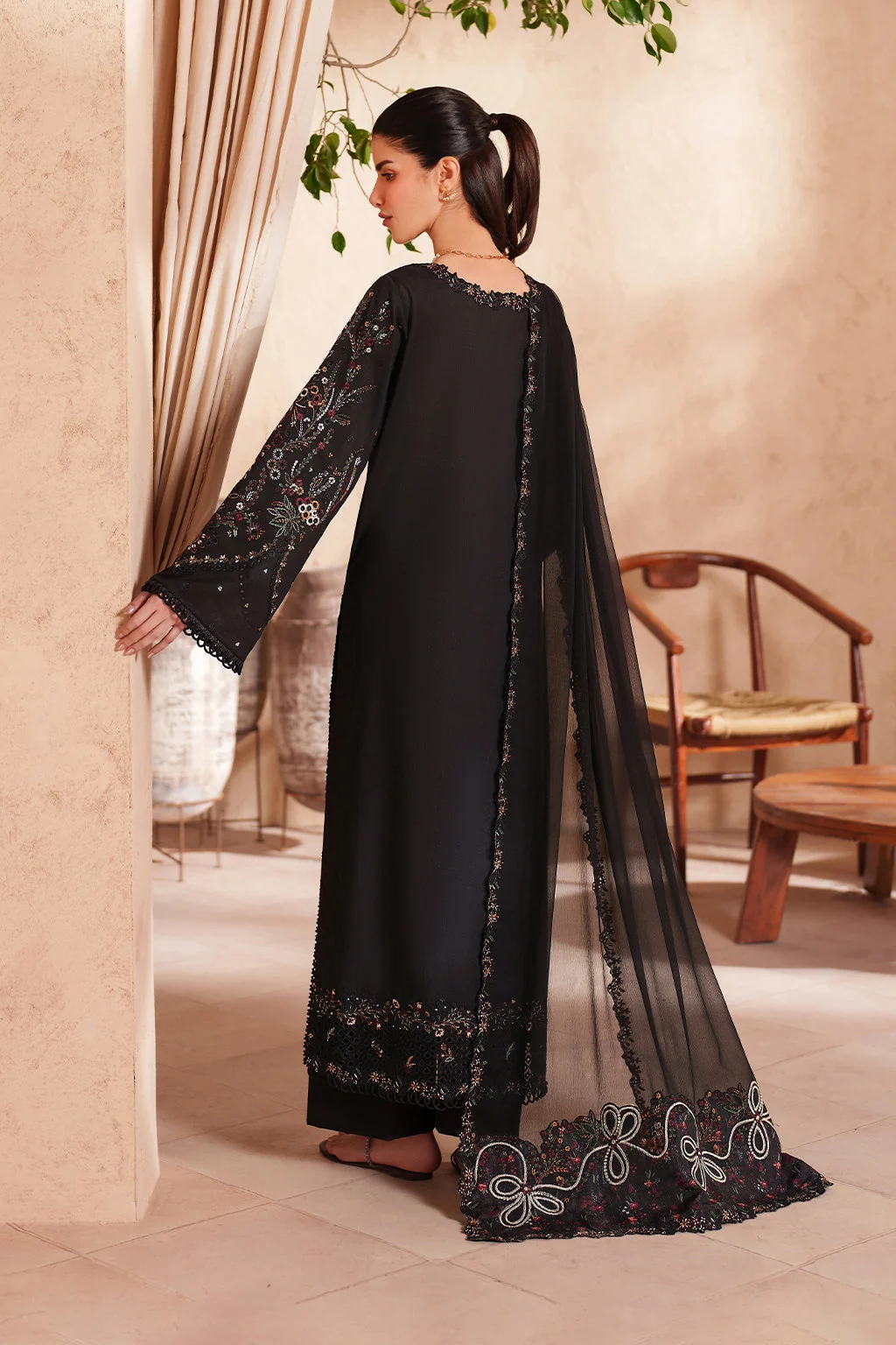 EL-07 Embroidered Lawn - Image 5