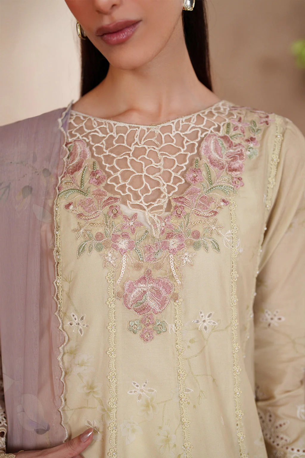 EL-10 Embroidered Lawn - Image 4