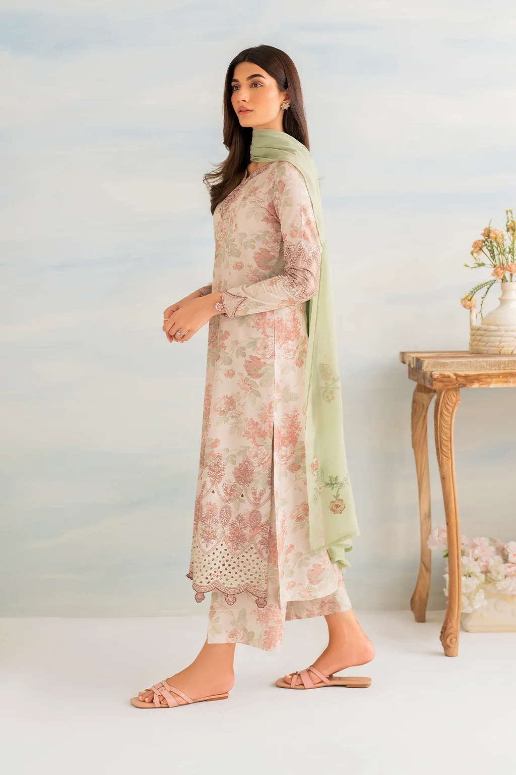IGL-05 Embroidered Lawn - Image 2