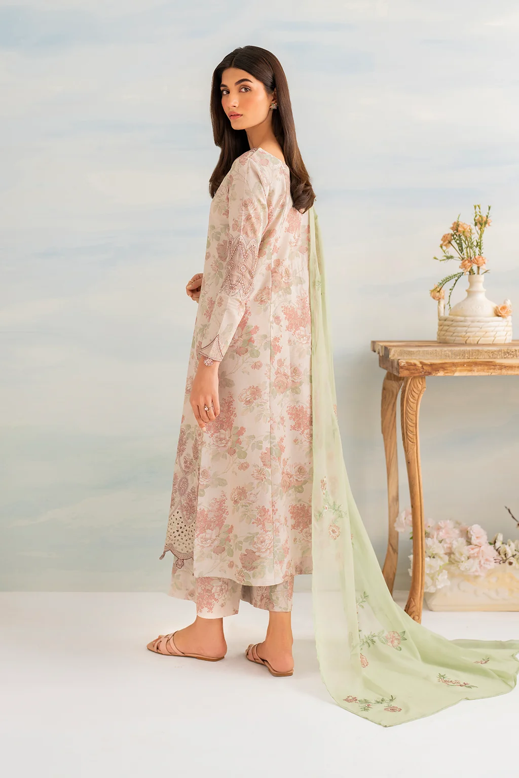 IGL-05 Embroidered Lawn - Image 3
