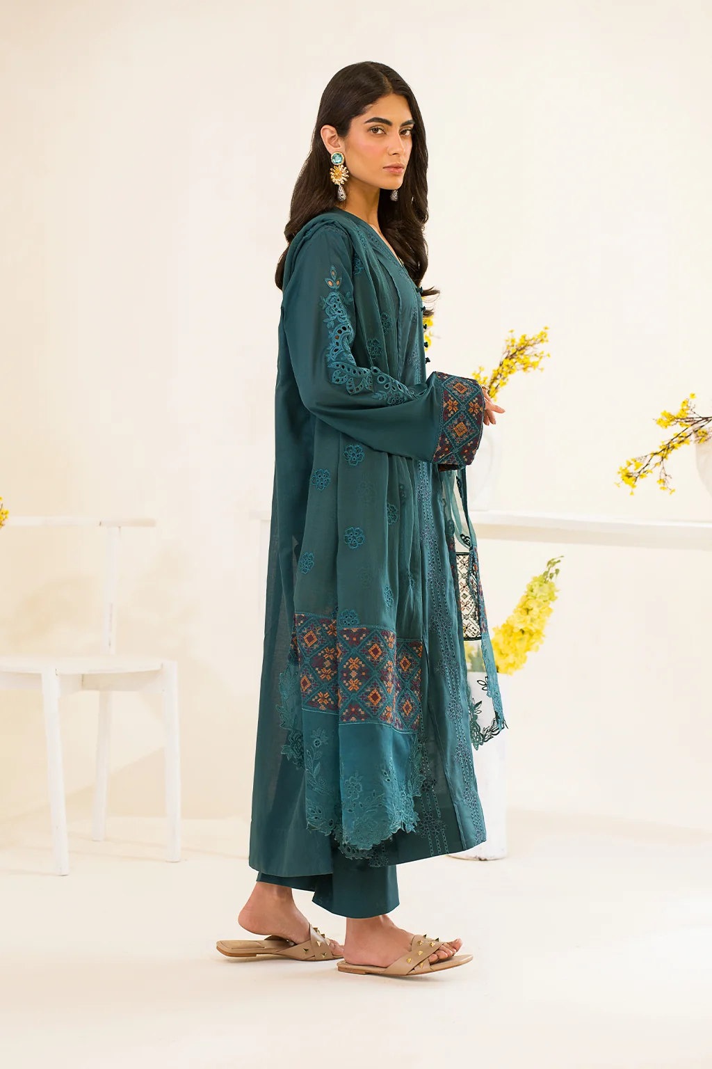 UE-161 Embroidered Lawn - Image 4