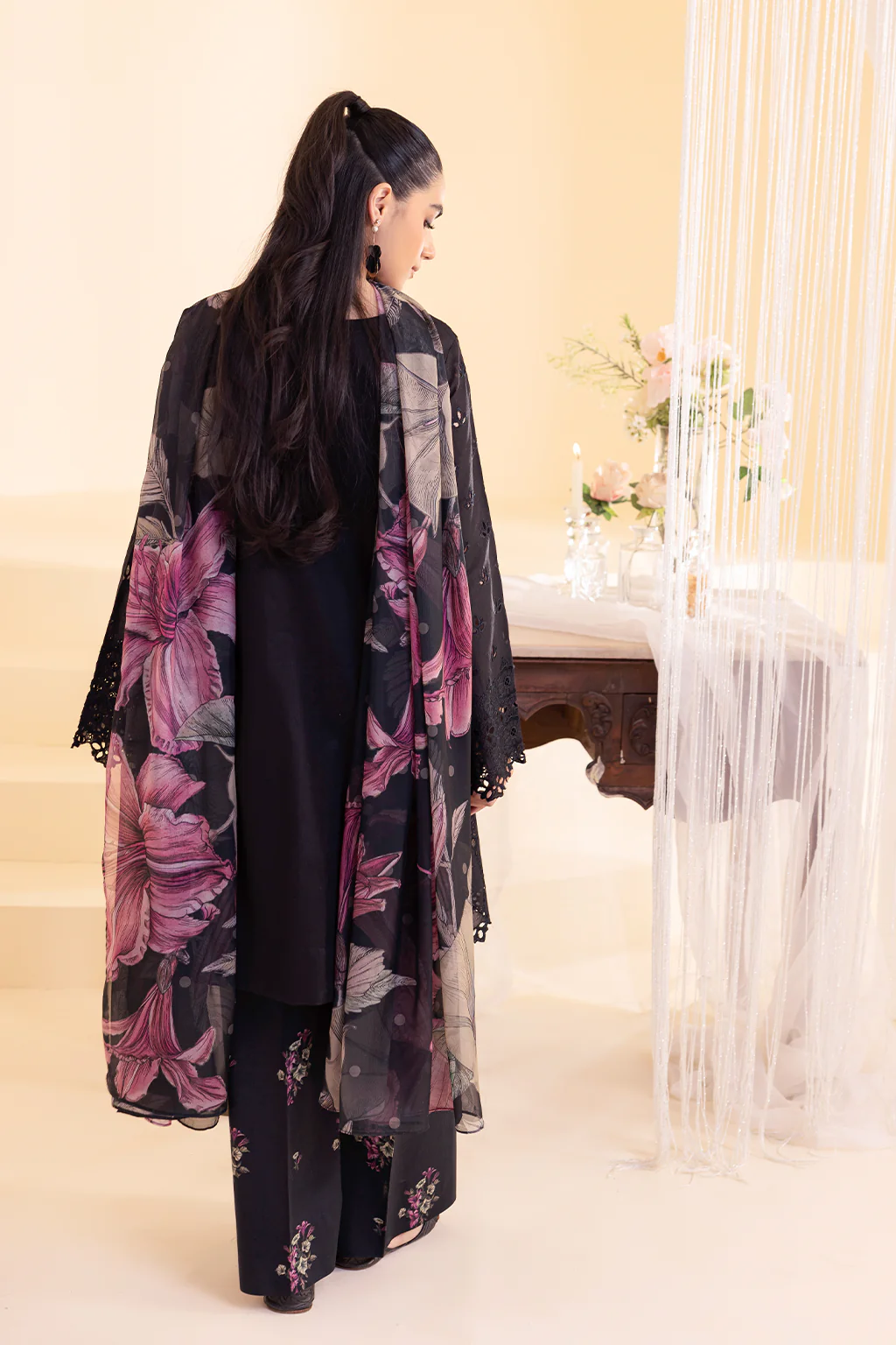 UE-253 Embroidered Lawn - Image 5