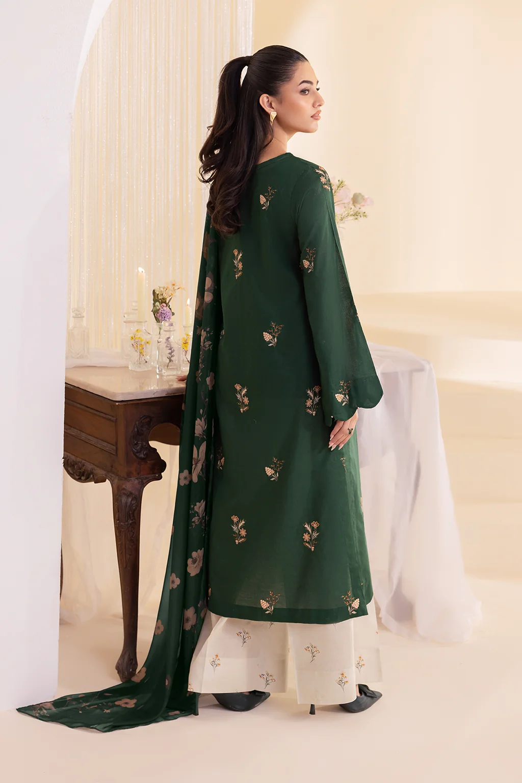 UE-256 Embroidered Lawn - Image 3