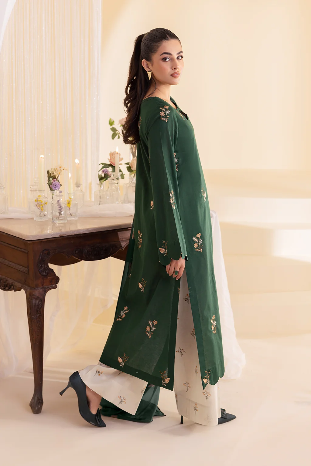 UE-256 Embroidered Lawn - Image 5