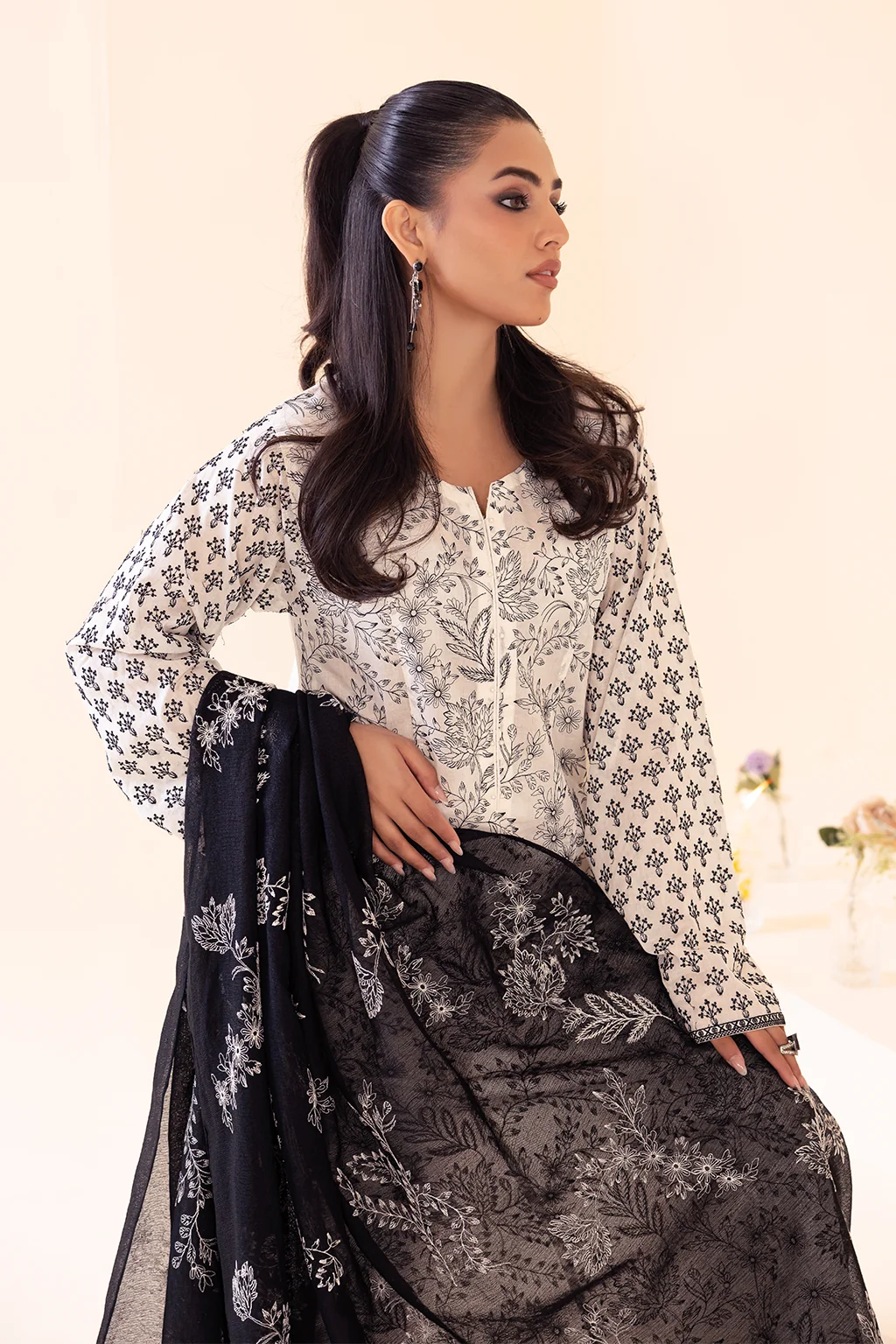 UE-261 Embroidered Lawn - Image 6