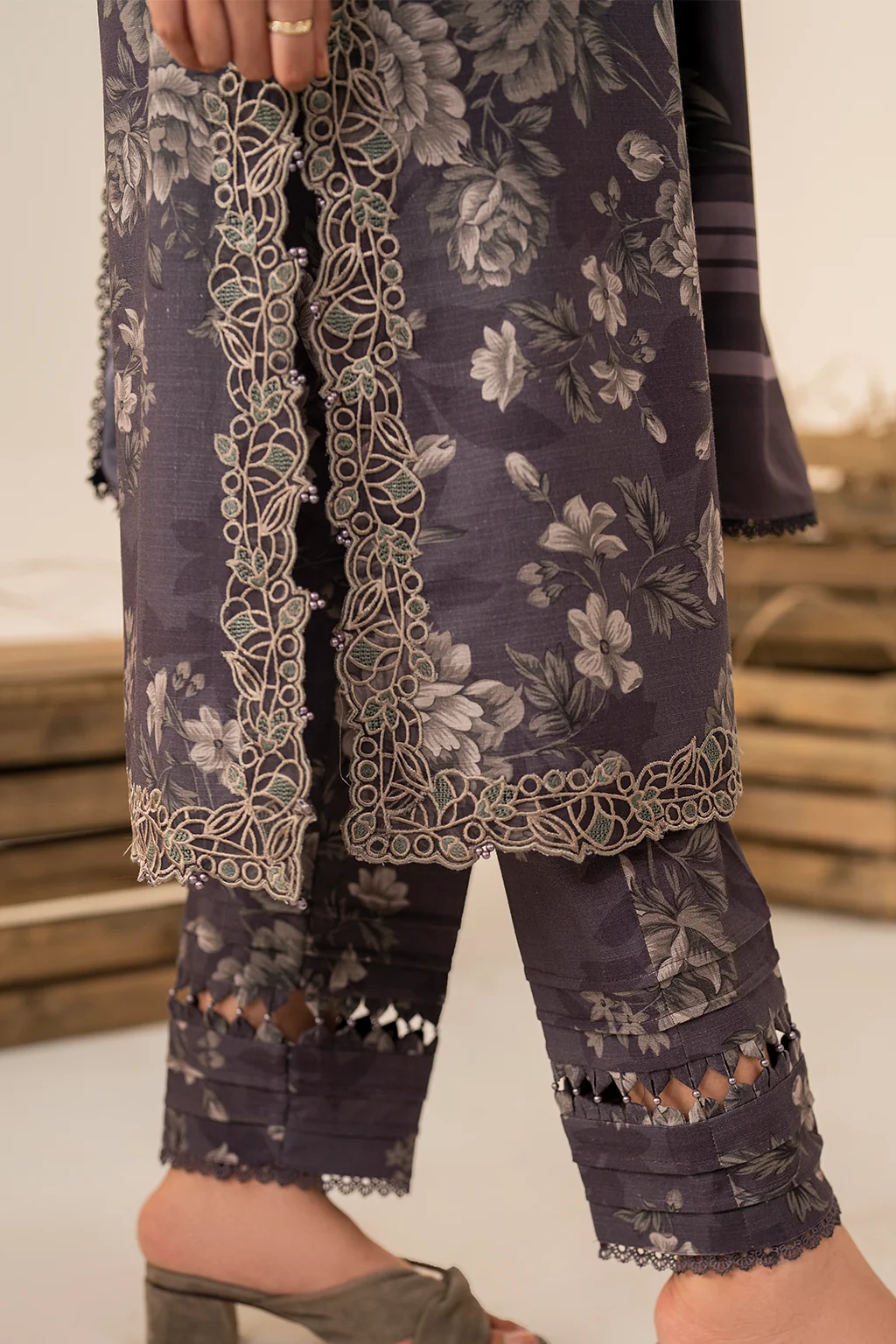 UE-349 Printed Khaddar - Image 7