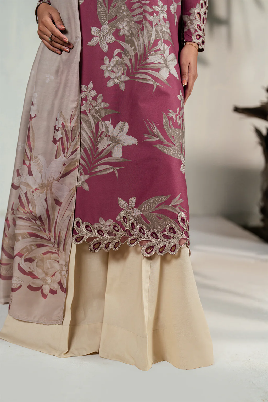 UE-396 Printed Lawn - Image 5