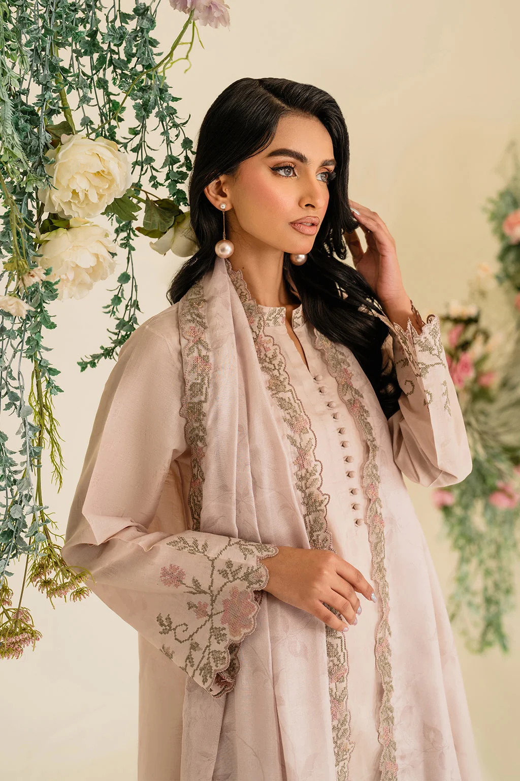 UE-424 Embroidered Textured Lawn - Image 8