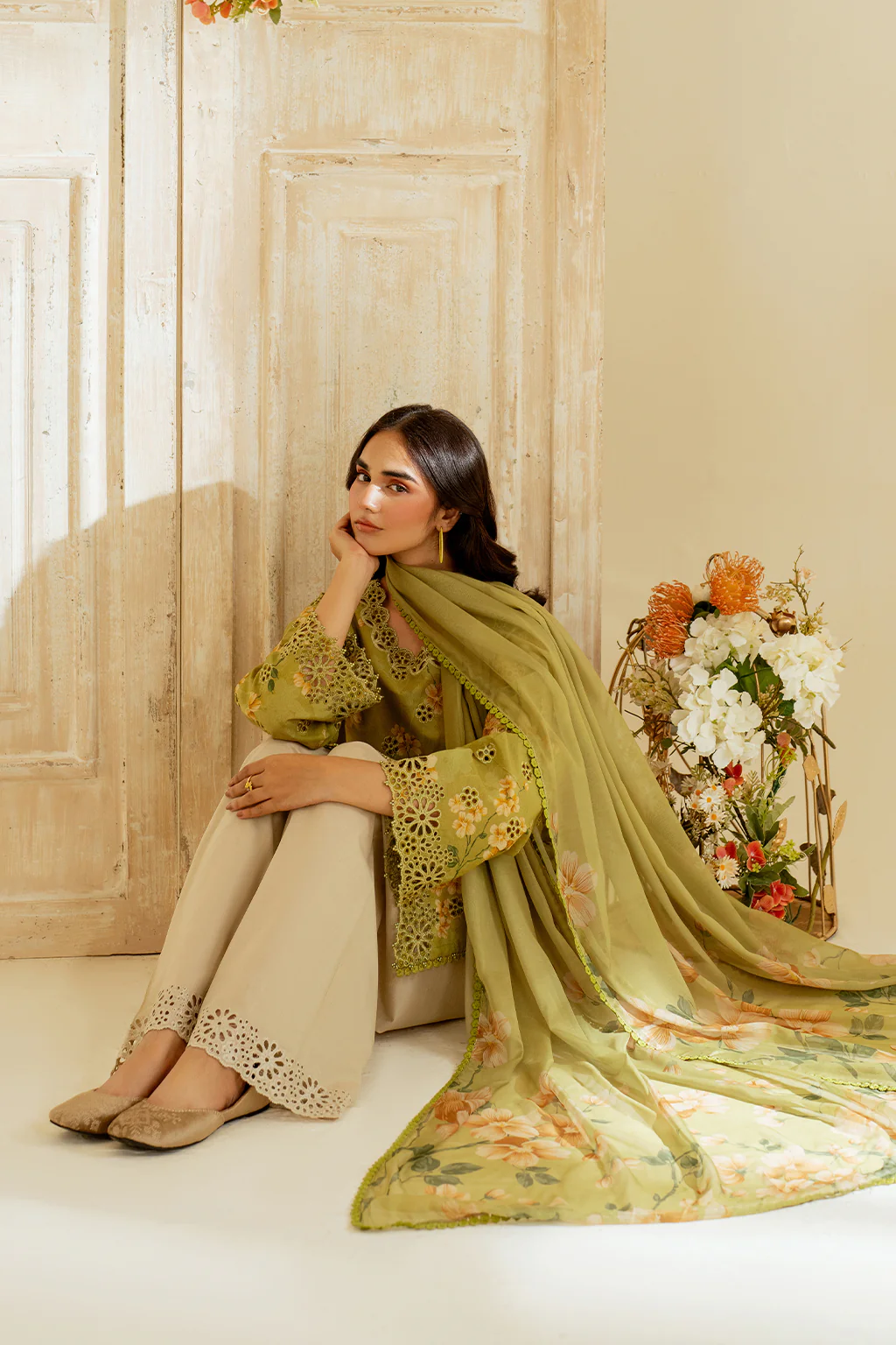 UE-446 Borer Embroidered Printed Lawn - Image 11