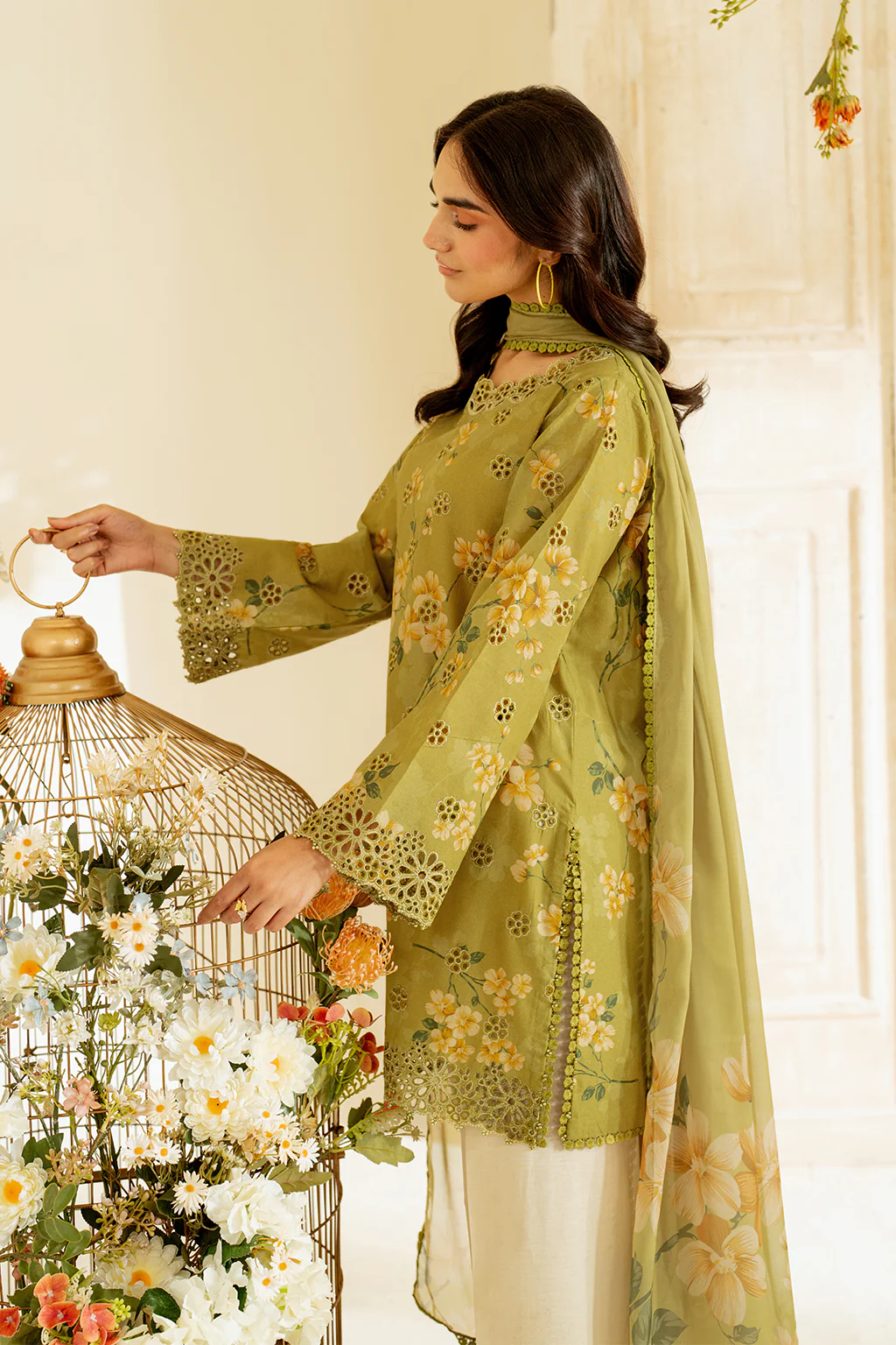 UE-446 Borer Embroidered Printed Lawn - Image 9