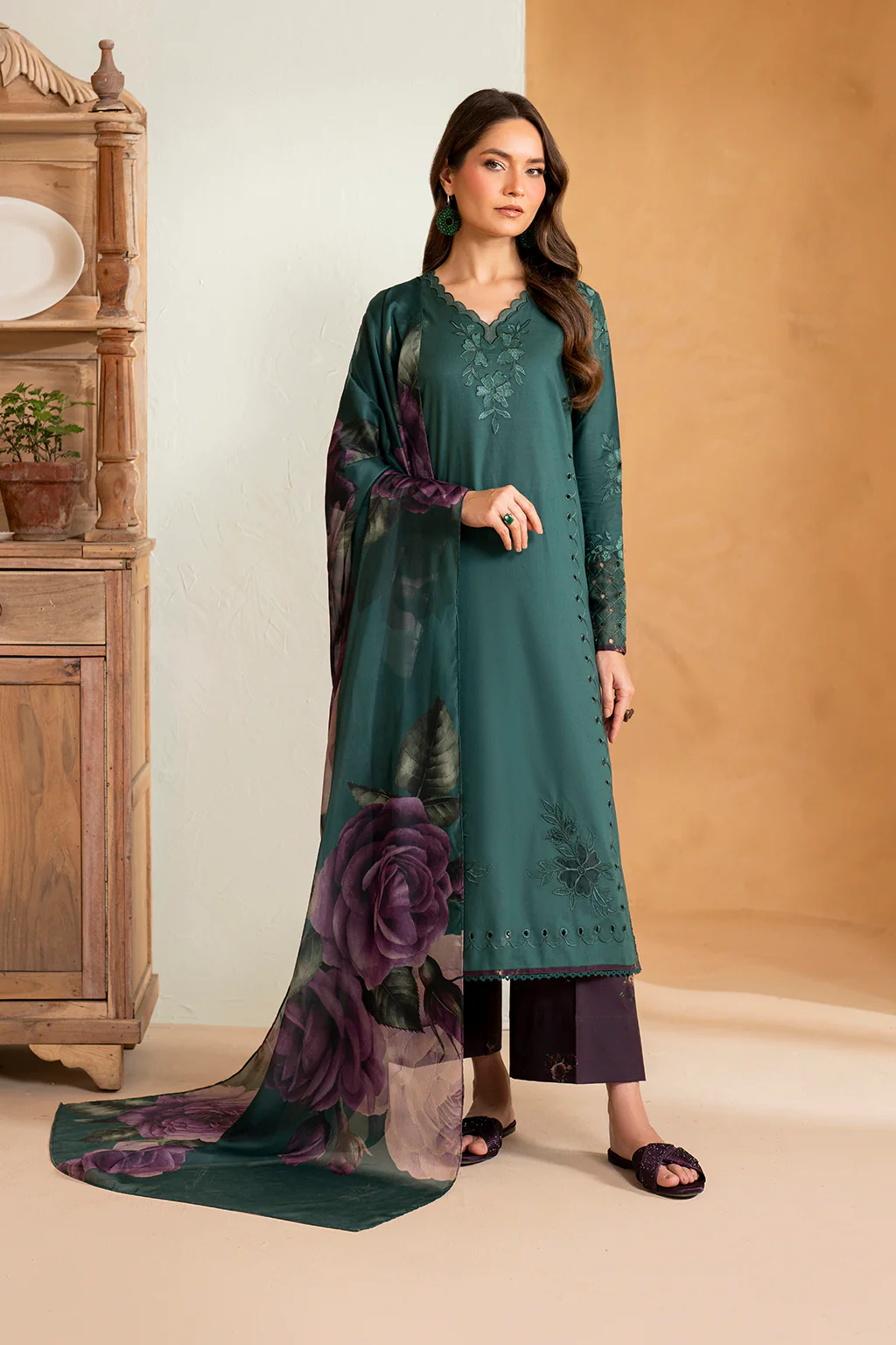 UE-468 Embroidered Lawn - Image 9
