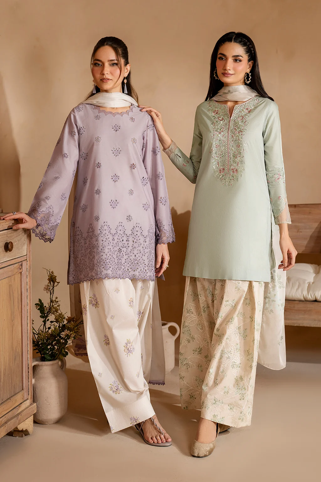UE-472   Embroidered Lawn - Image 10