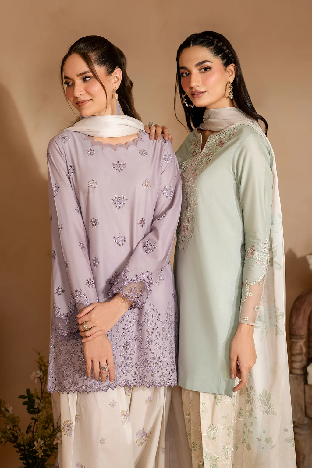 UE-472   Embroidered Lawn - Image 11