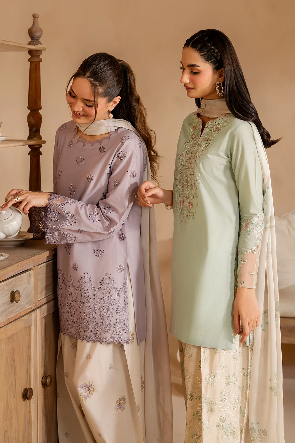 UE-472   Embroidered Lawn - Image 12