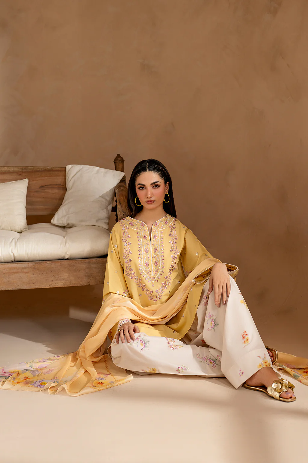 UE-473 Embroidered Lawn - Image 3