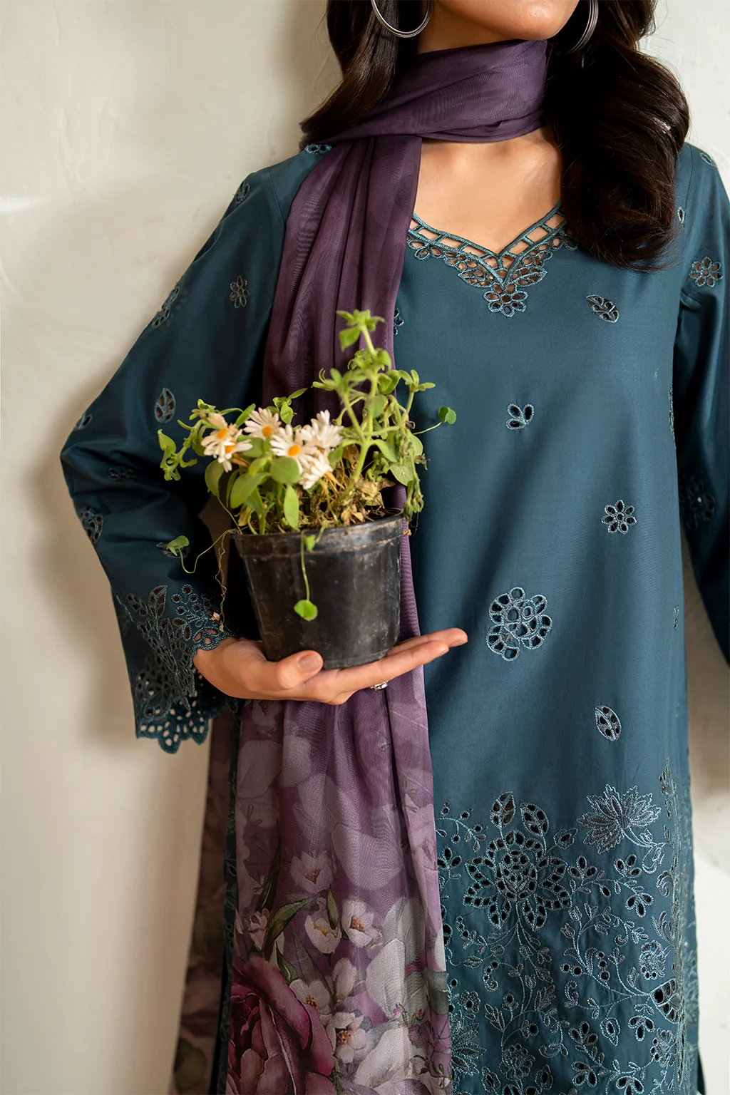 UE-474 Embroidered Lawn - Image 5