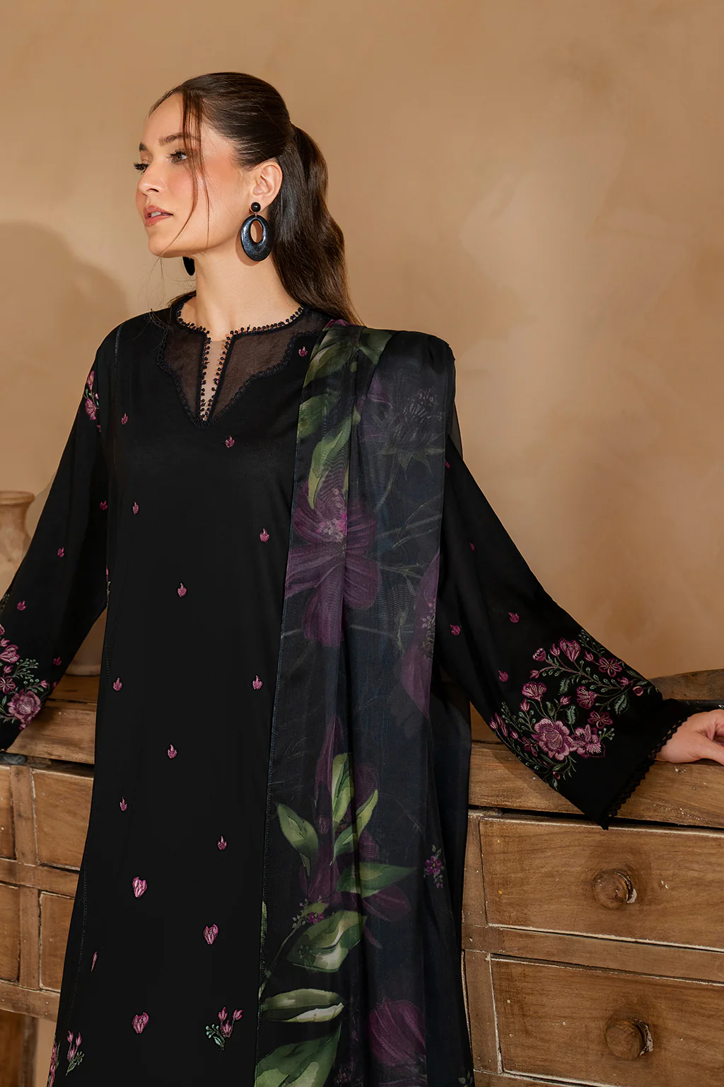 UE-477 Embroidered Lawn - Image 9