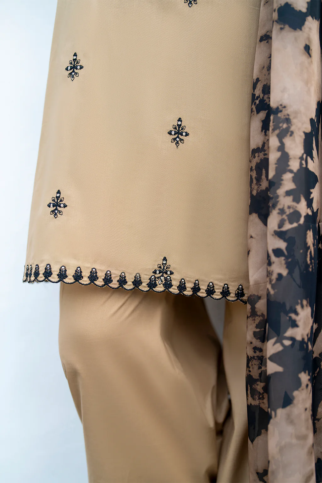 UE-483 Embroidered Lawn - Image 5