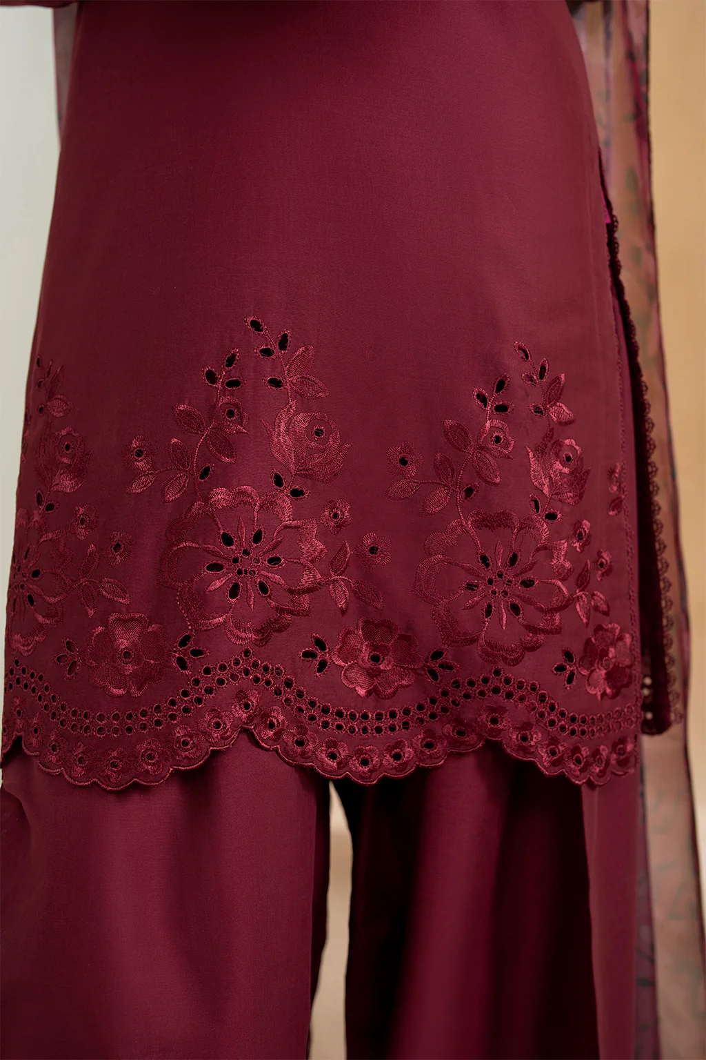 UE-484 Embroidered Lawn - Image 4