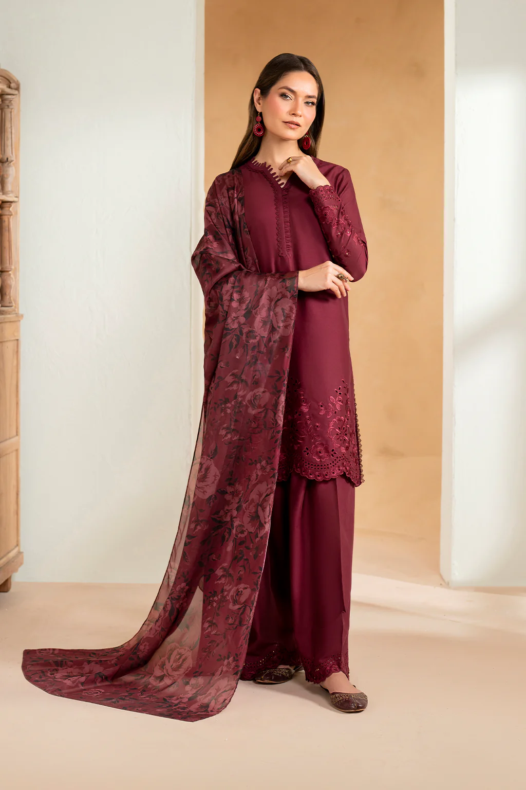UE-484 Embroidered Lawn - Image 5