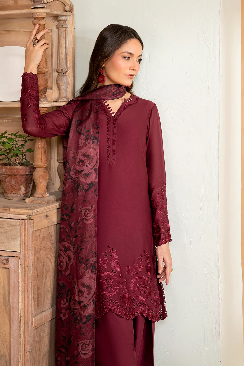 UE-484 Embroidered Lawn - Image 9
