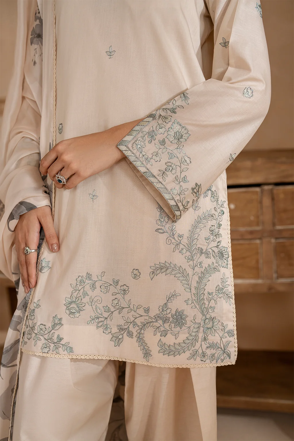 UE-485  Embroidered Lawn - Image 3
