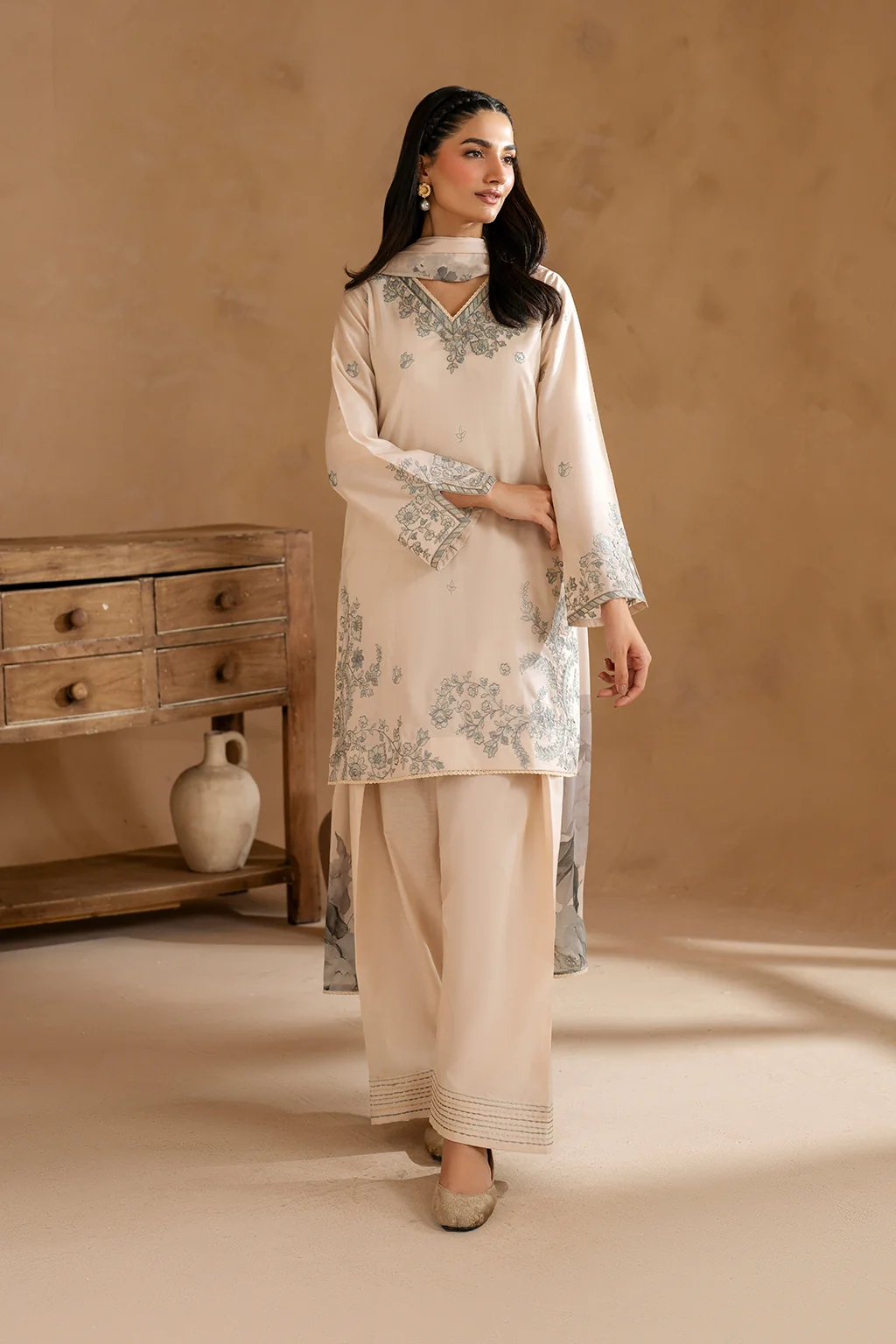 UE-485  Embroidered Lawn - Image 6