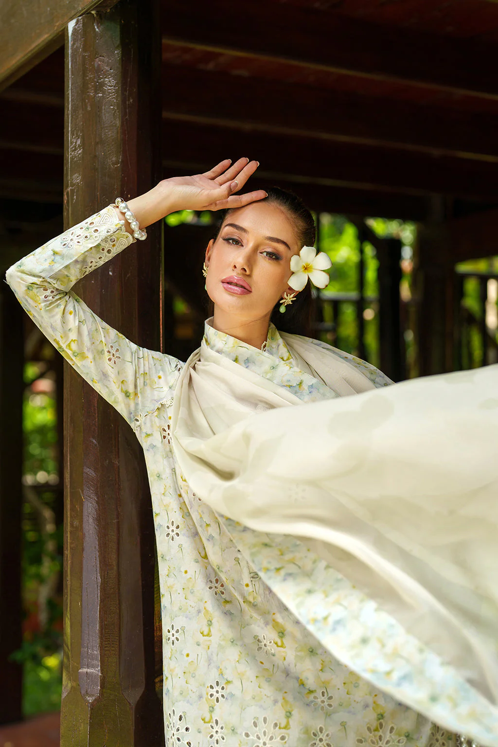 UE-501 Embroidered Lawn - Image 4
