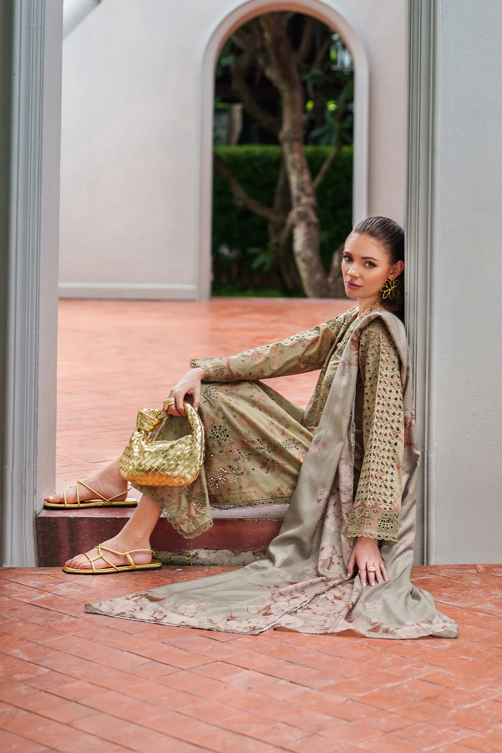 UE-502 Embroidered  Lawn - Image 5