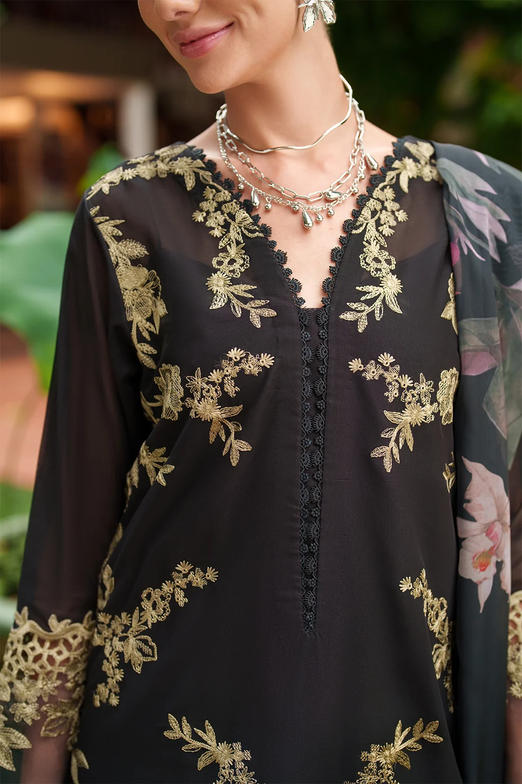 UE-512 Embroidered  Lawn - Image 2