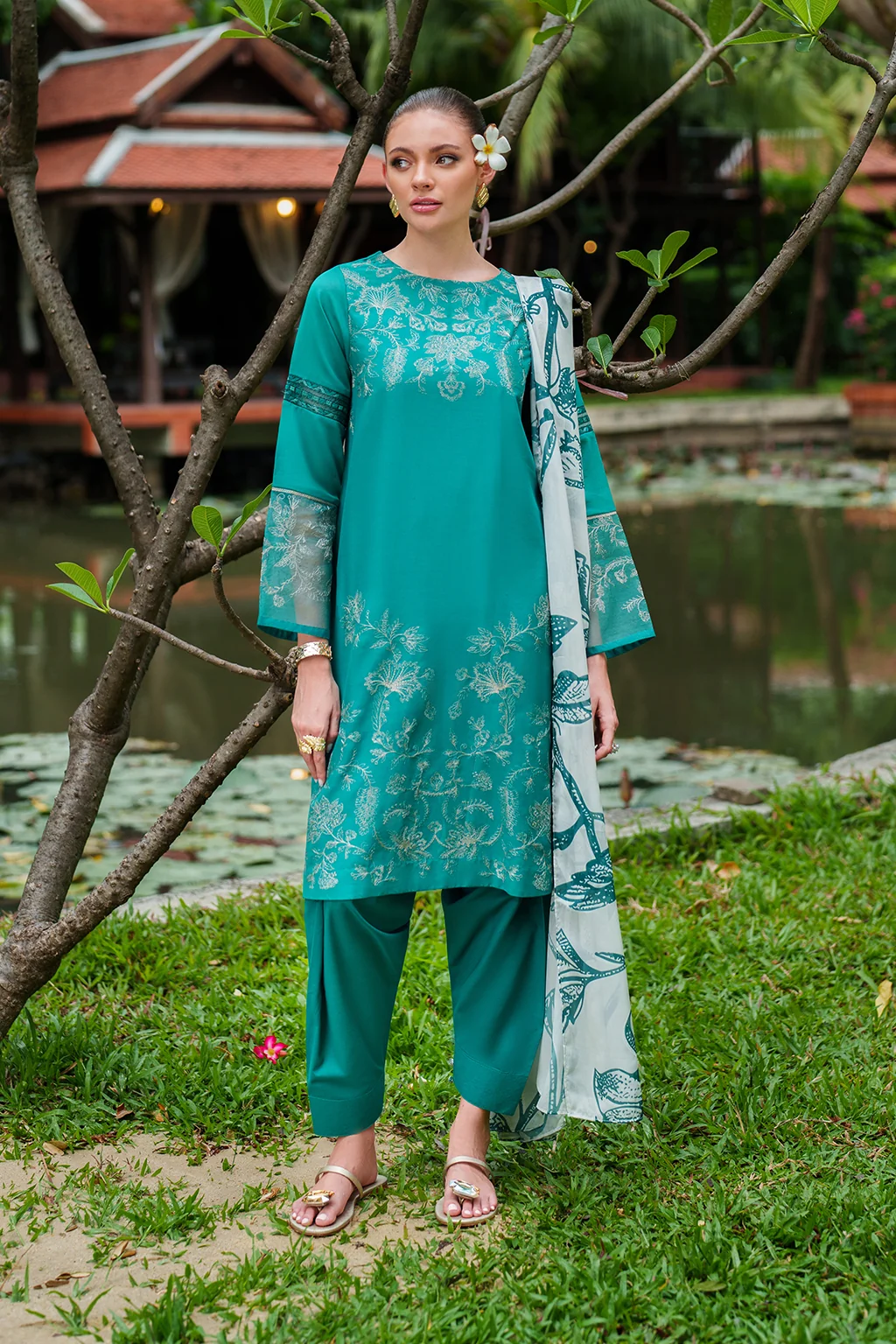 UE-513 Embroidered Lawn - Image 5