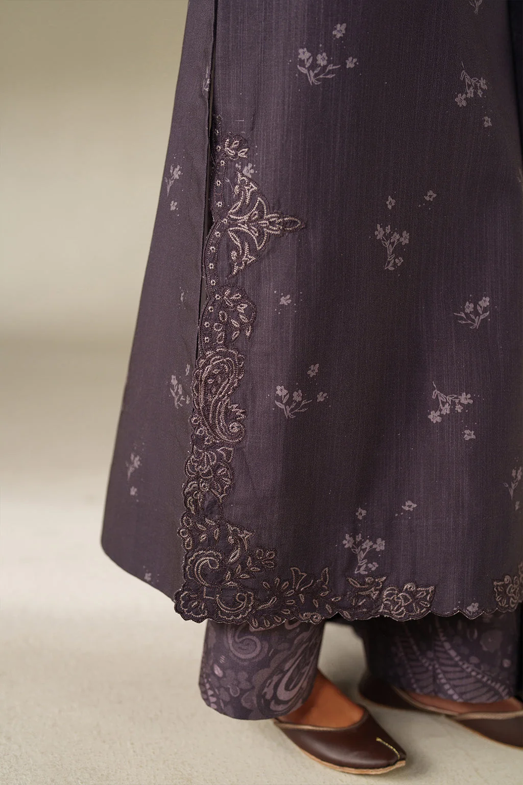 UE-558 Printed Khaddar - Image 6