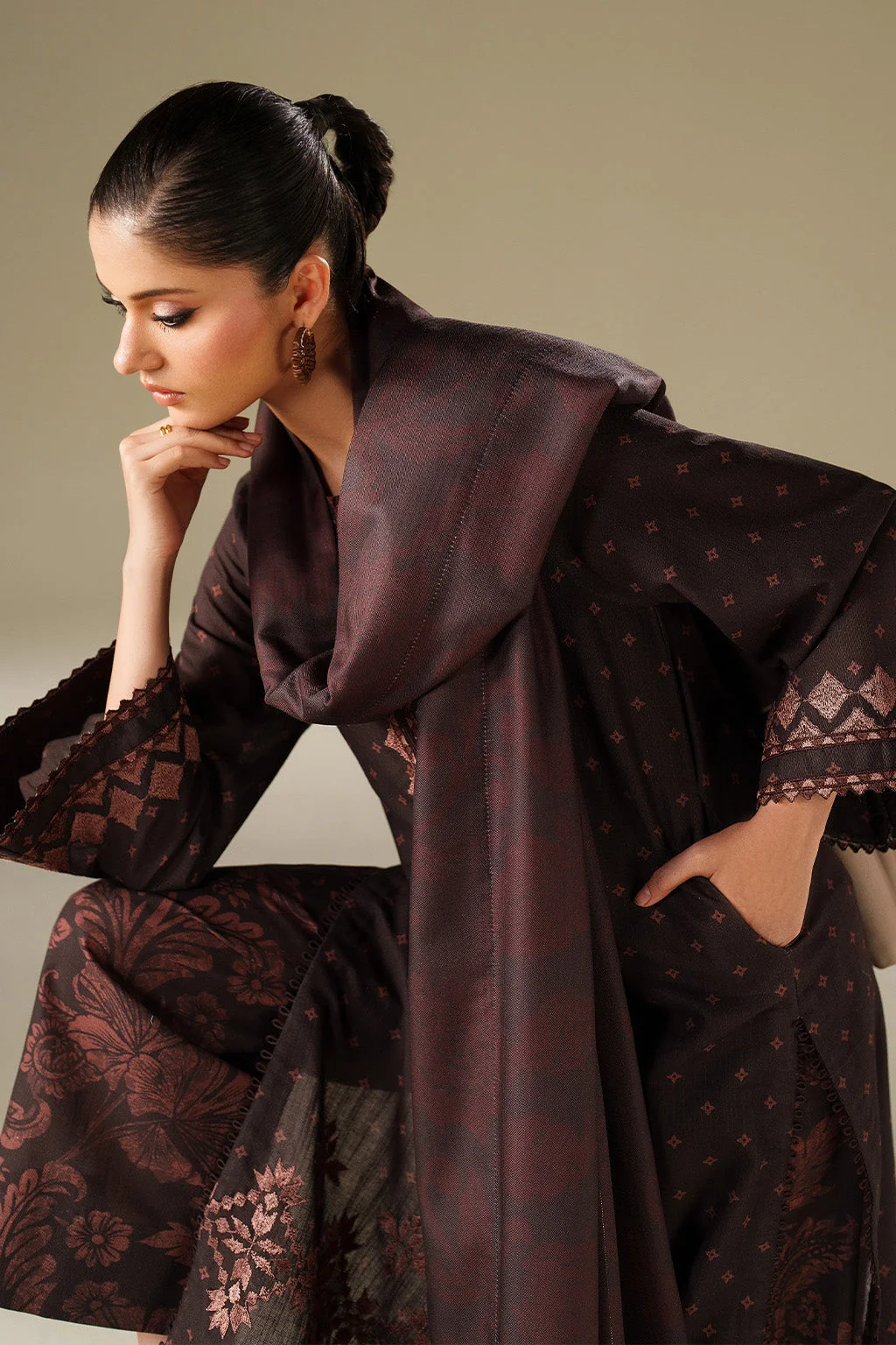 UE-559 Printed Khaddar - Image 13