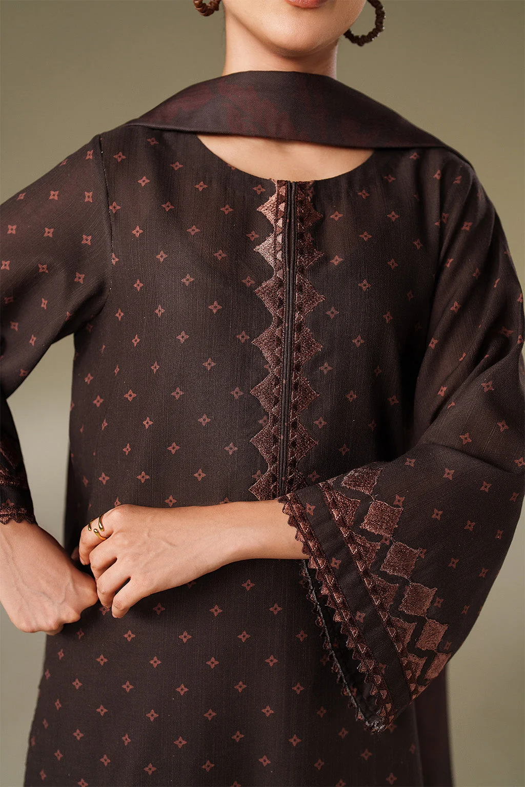 UE-559 Printed Khaddar - Image 4