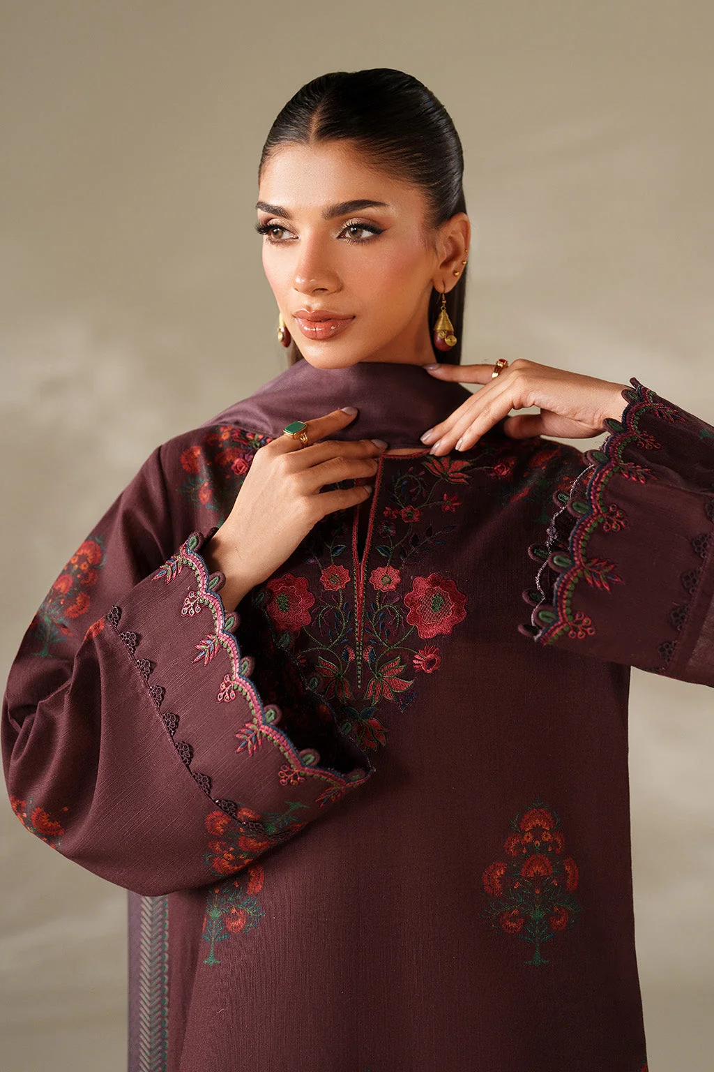 UE-562 Printed Khaddar - Image 5
