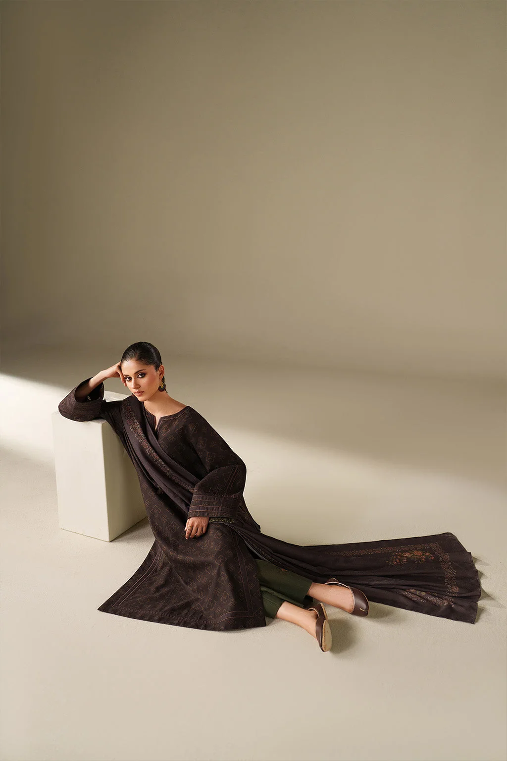 UE-564 Printed Khaddar - Image 10