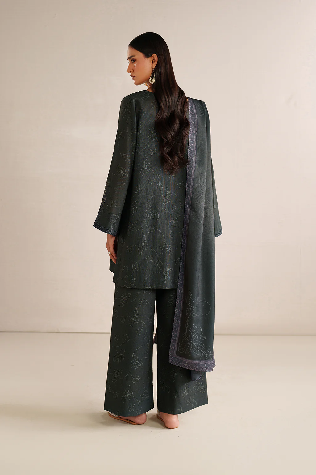 UE-572 Printed Khaddar - Image 3