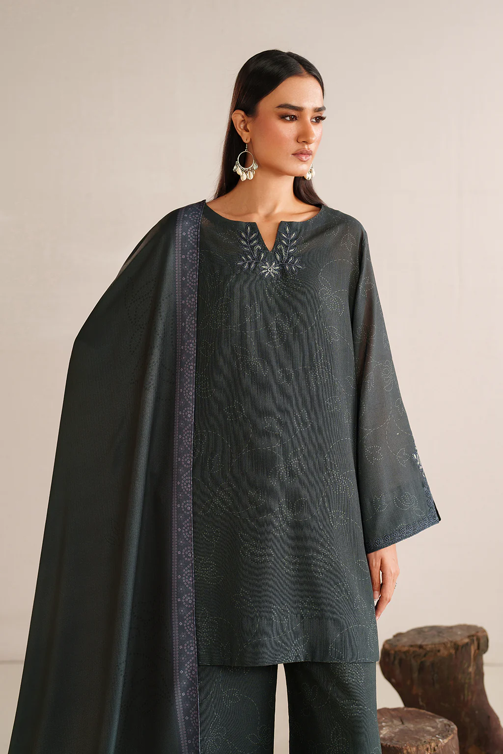 UE-572 Printed Khaddar - Image 4