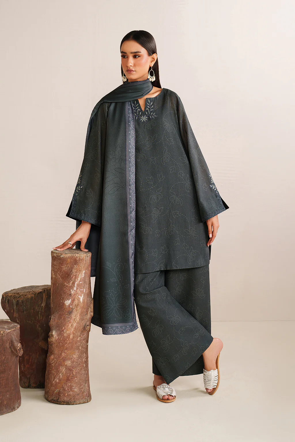 UE-572 Printed Khaddar - Image 6