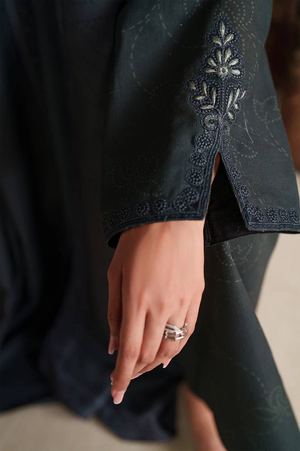 UE-572 Printed Khaddar - Image 9