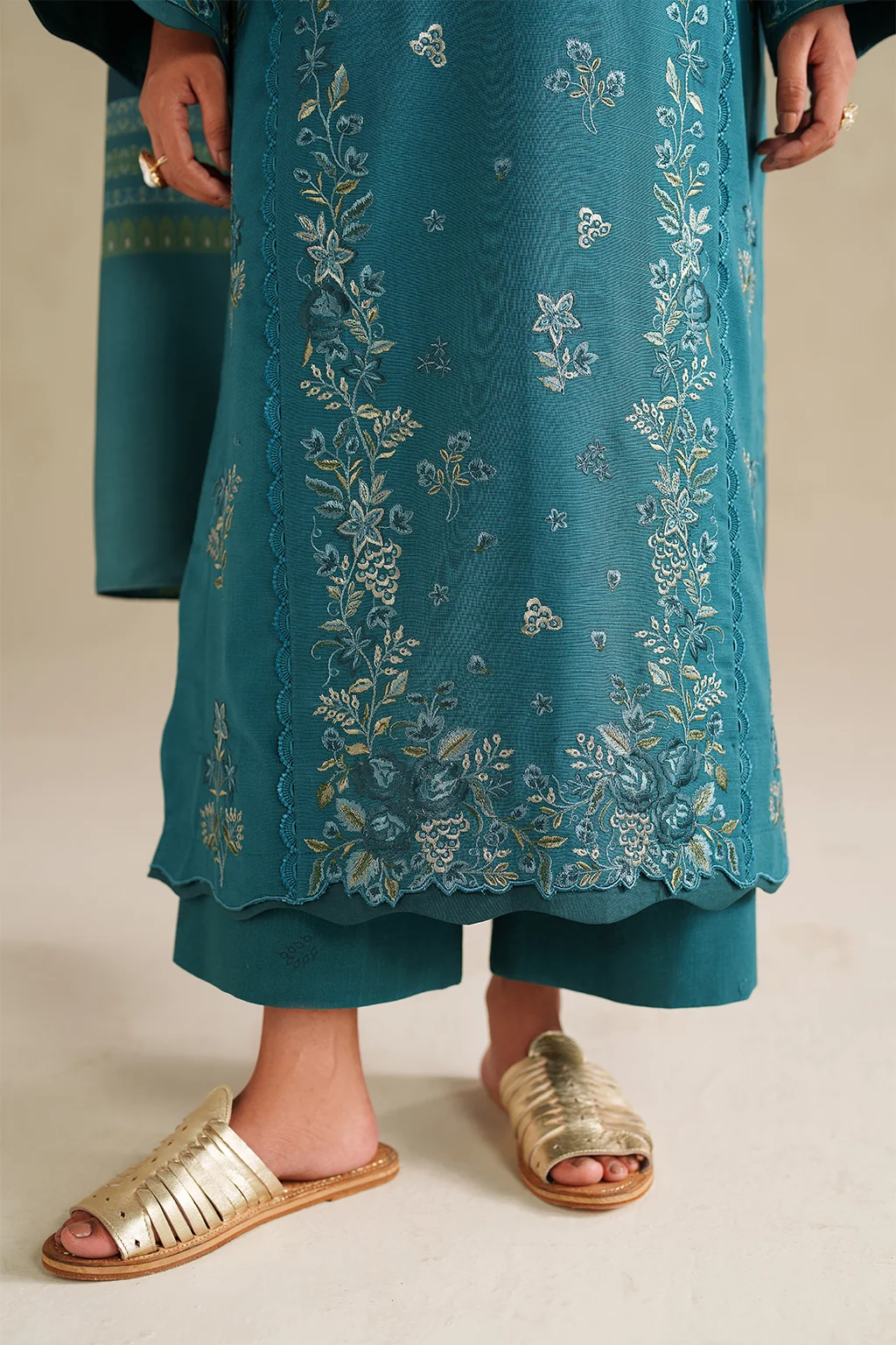UE-587 Embroidered Khaddar - Image 5