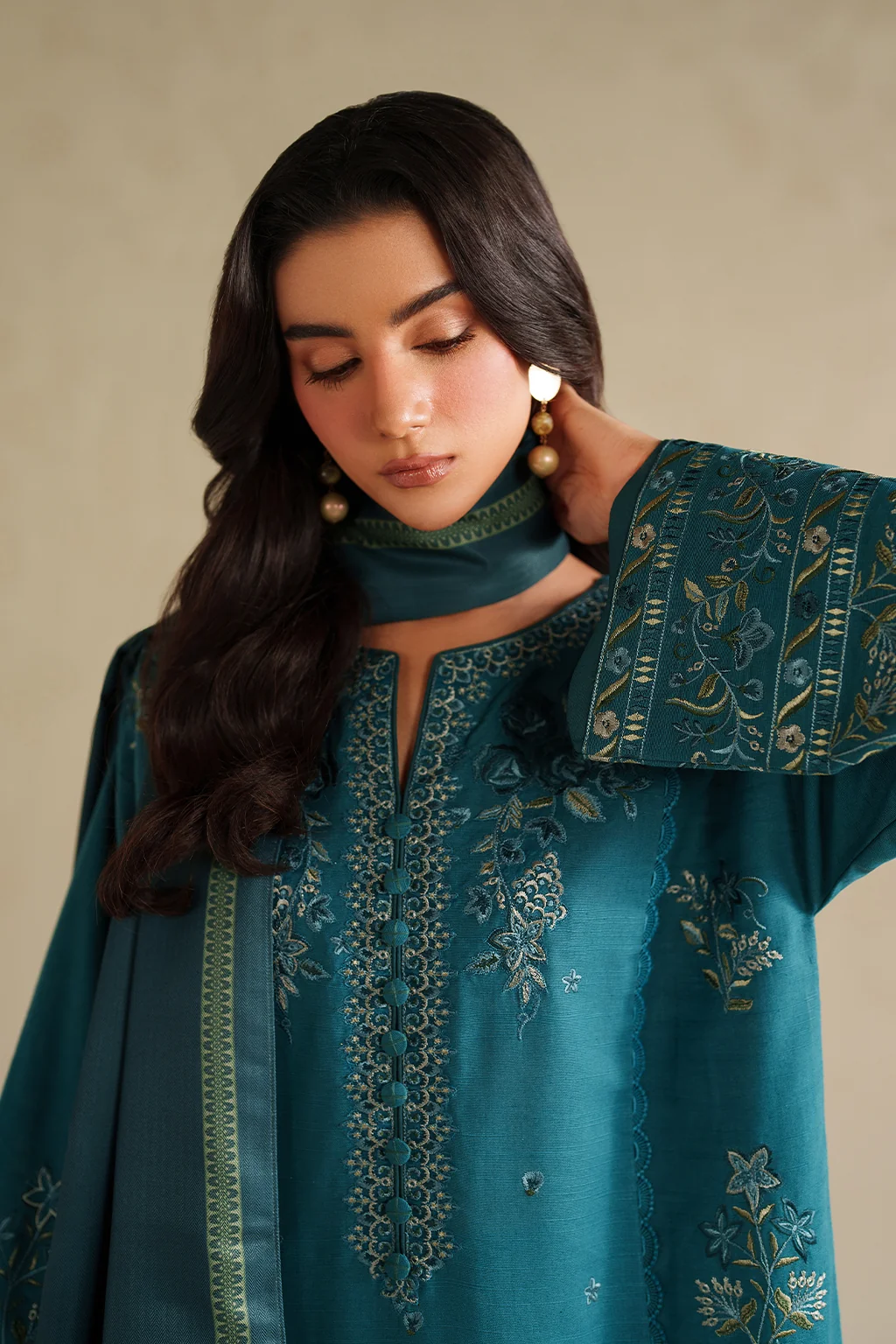 UE-587 Embroidered Khaddar - Image 8