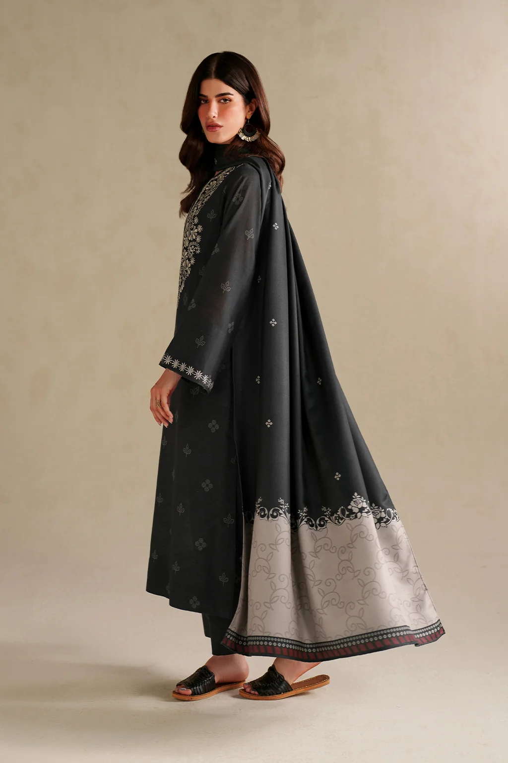 UE-591 Printed Khaddar - Image 4