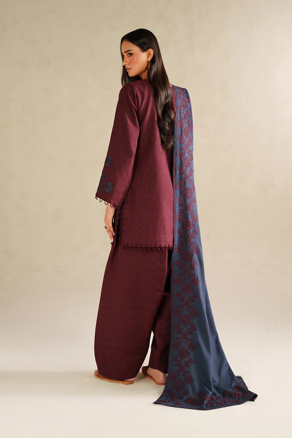 UE-592 Printed Khaddar - Image 4