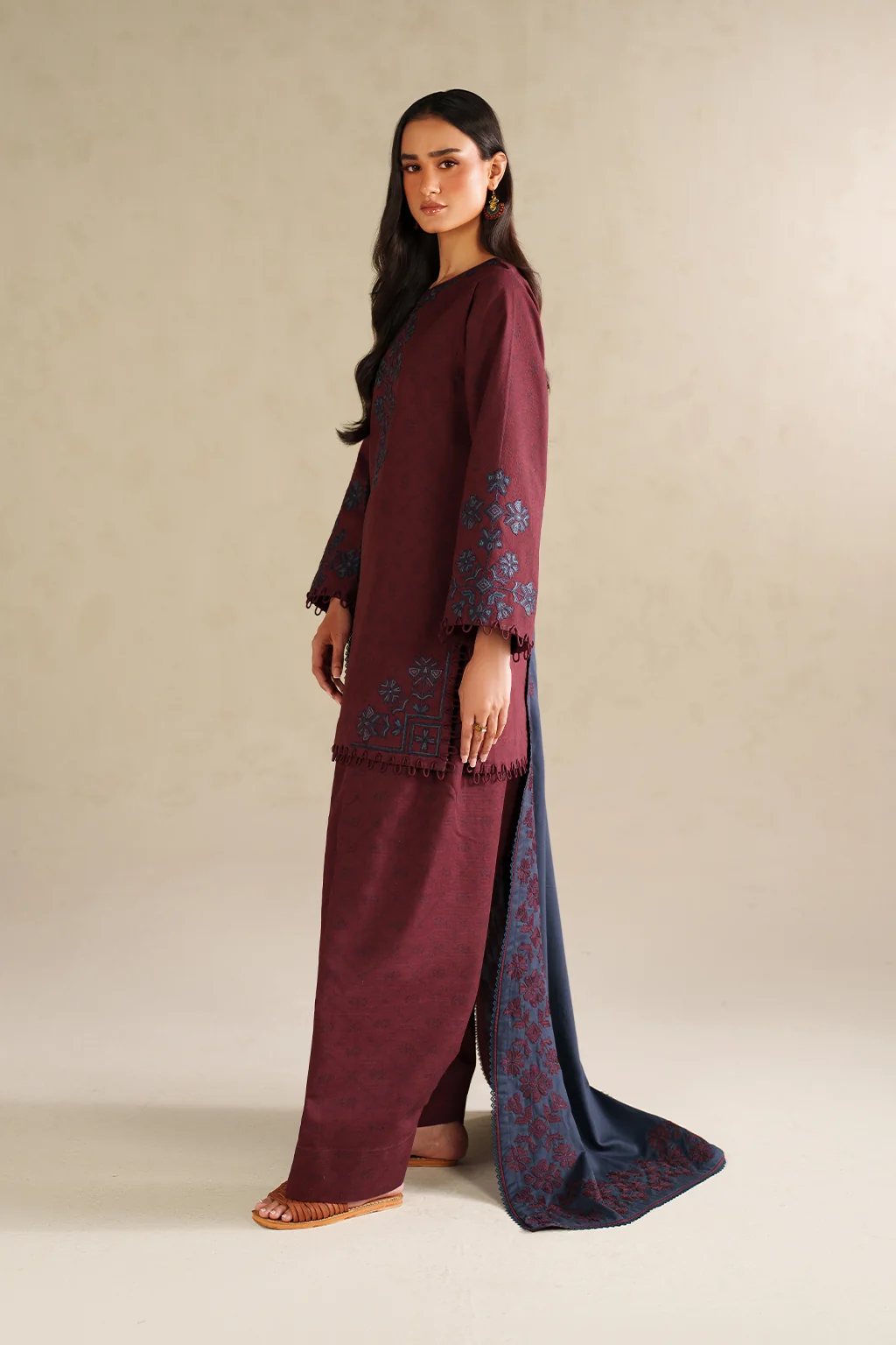 UE-592 Printed Khaddar - Image 3