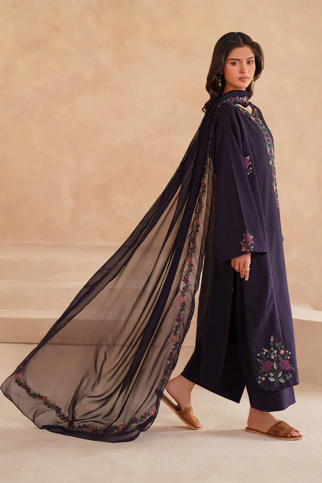 UE-599 Embroidered Lawn - Image 4