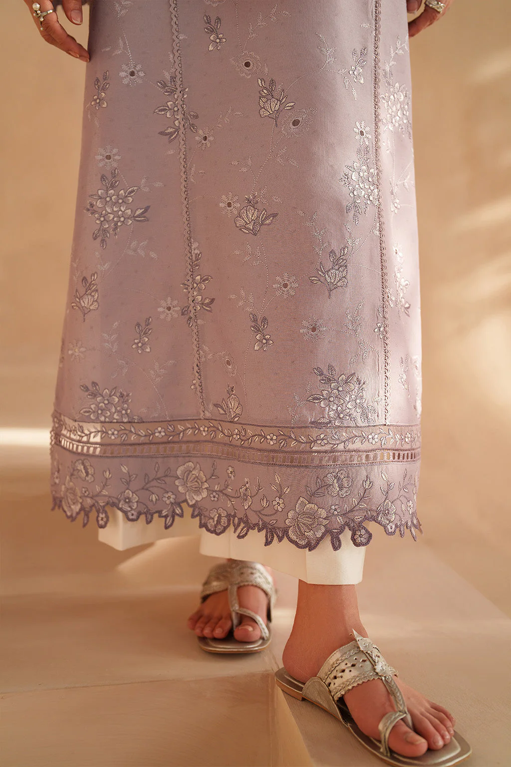 UE-601 Embroidered Lawn - Image 3