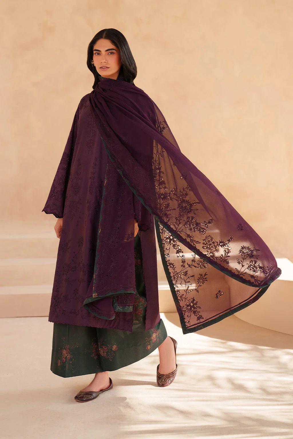 UE-602 Embroidered Lawn - Image 4