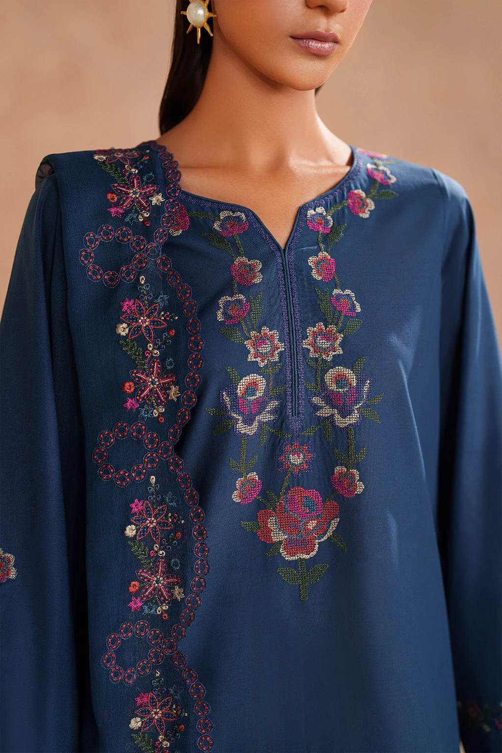 UE-607 Embroidered Lawn - Image 3